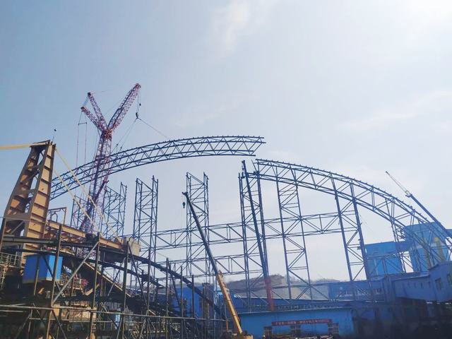 陜煤建設(shè)洗選煤運(yùn)營(yíng)公司：清水川儲(chǔ)煤場(chǎng)封閉工程第一榀28軸A、B段管桁架吊裝完成