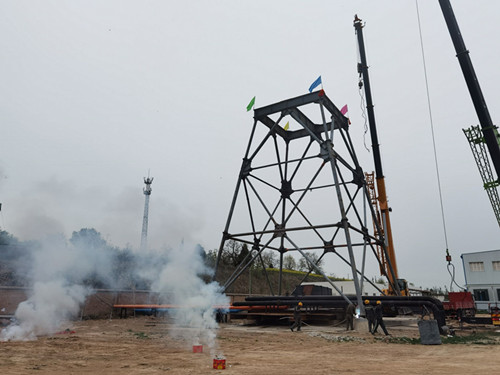 陜煤建設機電安裝公司承建的小莊礦白家宮進風立井井架吊裝完成