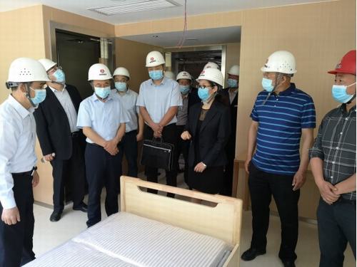 陜煤實業(yè)集團董事長胡守平、總經(jīng)理劉文蒞臨西煤機養(yǎng)老院項目部檢查指導工作