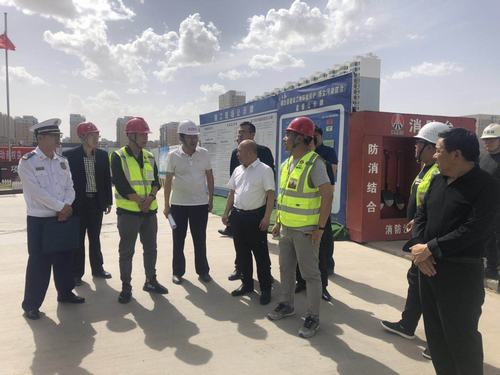 靖邊縣縣委常委、常務副縣長孟春偉一行蒞臨陜煤建設銅煤公司承建的金地華府項目檢查指導工作