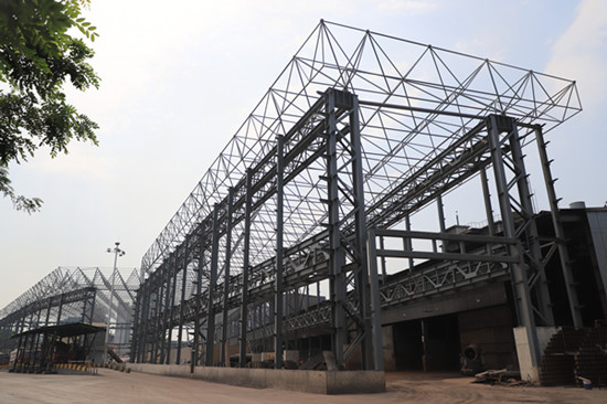 陜煤建設漢中分公司承建的漢鋼公司2#料場網(wǎng)架吊裝順利完成