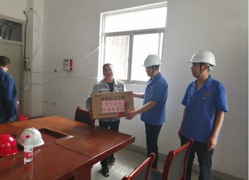 智引科技公司領(lǐng)導(dǎo)慰問蒞臨咸陽(yáng)分公司第二項(xiàng)目部“送清涼”