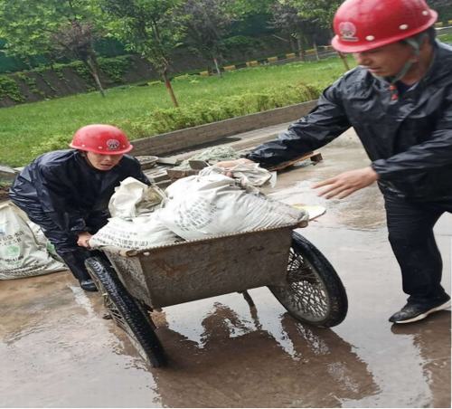 咸陽分公司所屬各單位雨中防汛忙