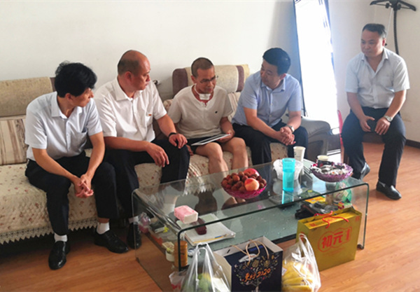 陜煤建設(shè)礦建三公司:慰問生病職工 送去關(guān)懷溫暖