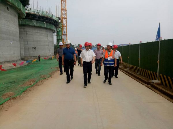 中儲糧西安分公司總經(jīng)理戴中文、新建項目領導小組組長王錄印蒞臨天工公司承建的中儲糧淺圓倉工地檢查指導工作
