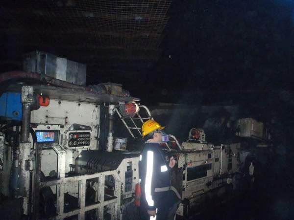 陜煤建設(shè)掘進(jìn)公司：14部系統(tǒng)！8000米運(yùn)距！鐵軍再次攻堅(jiān)克難