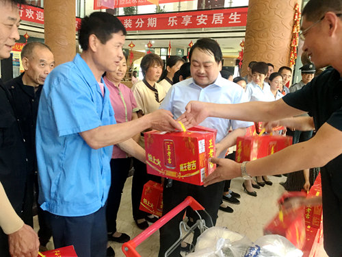 陜煤建設(shè)大秦公司:讓小區(qū)保安和工勤人員“清涼一夏”