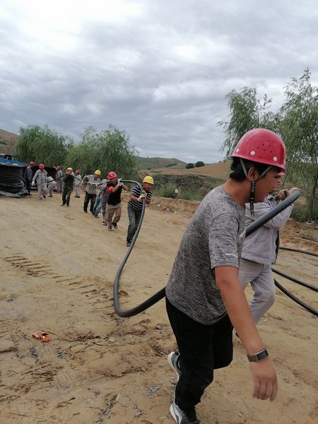 陜煤建設(shè)天工公司安裝三部連續(xù)奮戰(zhàn)十四小時成功敷設(shè)電纜