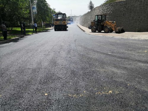 陜煤建設(shè)路橋分公司檸條塔舊路改造工程完成瀝青路面鋪設(shè)