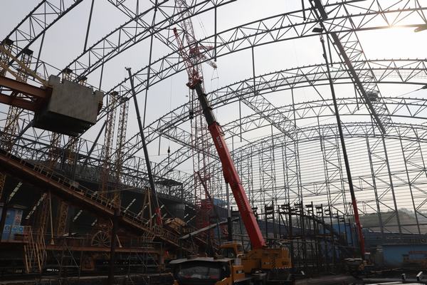 陜煤建設(shè)洗選煤運(yùn)營公司舉行清水川電廠儲(chǔ)煤場(chǎng)封閉工程鋼結(jié)構(gòu)主體順利完成合攏儀式