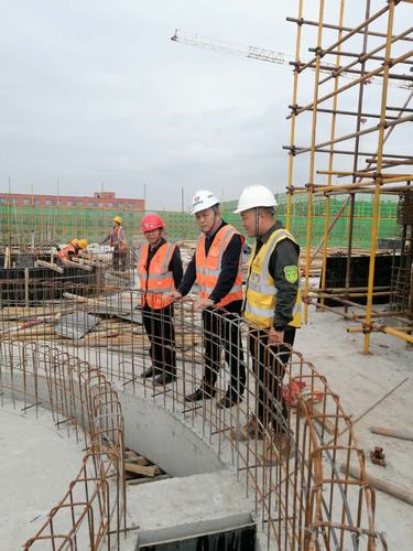 陜煤建設(shè)銅煤公司領(lǐng)導(dǎo)雙節(jié)前夕深入施工現(xiàn)場(chǎng)看望慰問(wèn)一線職工