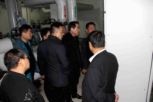 銅川礦業(yè)公司副總經(jīng)理郭全營一行深入銅煤1#、2#小區(qū)現(xiàn)場檢查指導(dǎo)供暖準(zhǔn)備工作