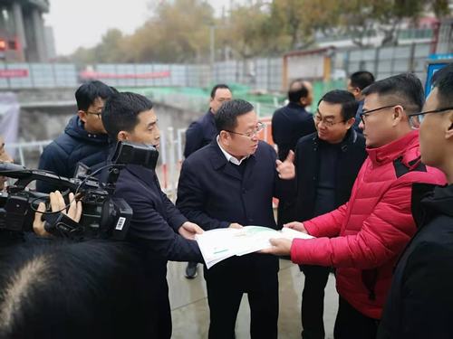 咸陽市副市長王靖深入住建局南廣場地下停車場調(diào)研、視察工作