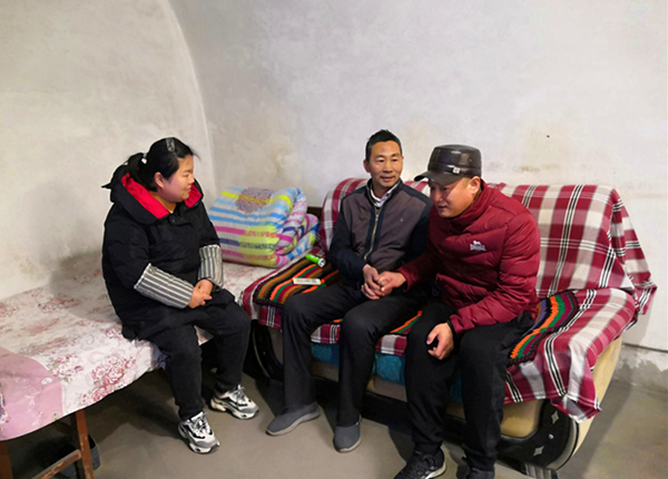 陜煤建設(shè)礦建三公司領(lǐng)導(dǎo)春節(jié)前走訪慰問(wèn)困難職工