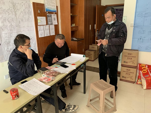 陜煤建設(shè)澄合分公司第一機(jī)電安裝隊(duì)讓農(nóng)民工開開心心過大年