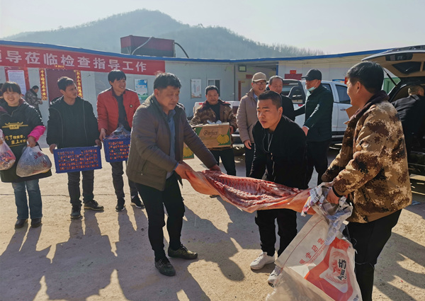 陜煤建設礦建三公司大年初一送“?！钡焦さ兀?></div>
                                <div   id=