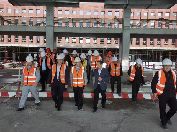 陜煤建設(shè)銅煤公司承建的榆林化學(xué)廠(chǎng)前區(qū)現(xiàn)場(chǎng)迎來(lái)了同行業(yè)單位參觀指導(dǎo)