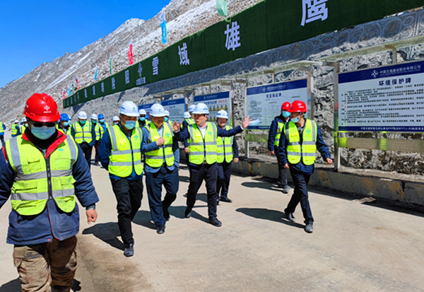 中國交建總承包公司總經(jīng)理王俊一行深入陜煤建設(shè)礦建三公司天山項(xiàng)目部檢查指導(dǎo)工作