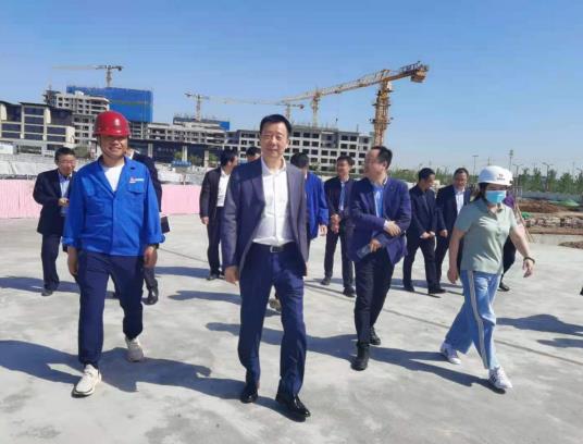 空港新城管委會主任賀鍵一行蒞臨城市中心公園現(xiàn)場調(diào)研指導(dǎo)工作