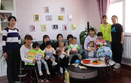 大手拉小手 小花朵笑開(kāi)花