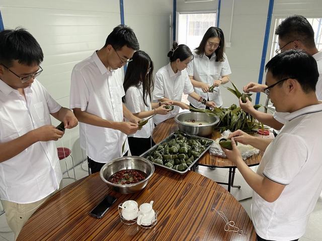 陜煤建設(shè)西北分公司開展“品味端午，傳承文明”包粽子活動(dòng)