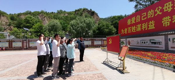 陜煤建設(shè)天工公司安裝三部黨支部開展“走進(jìn)梁家河，接受紅色教育”主題黨日活動