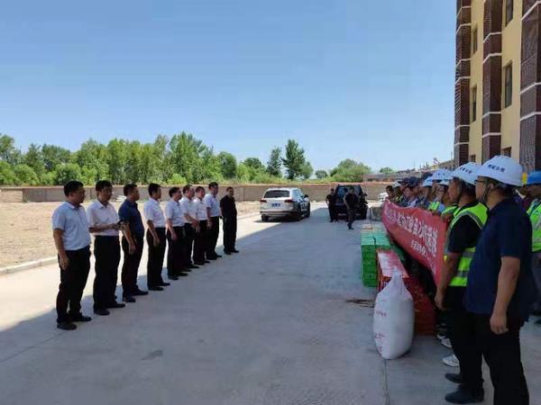 靖神鐵路公司黨委副書記、董事長(zhǎng)陳俊濤為陜煤建設(shè)銅煤公司第八項(xiàng)目部靖神鐵路孟家灣機(jī)輛中心項(xiàng)目干部職工等送清涼