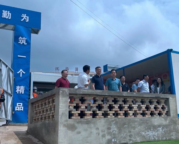 陜煤集團(tuán)總經(jīng)理助理、戰(zhàn)略規(guī)劃委主任宋世杰一行蒞臨陜煤建設(shè)銅煤公司承建的王石凹游客服務(wù)中心項(xiàng)目檢查指導(dǎo)工作