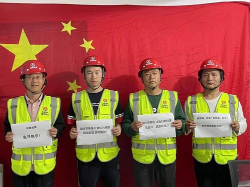 我和國(guó)旗合個(gè)影，曬出濃濃愛(ài)國(guó)情！