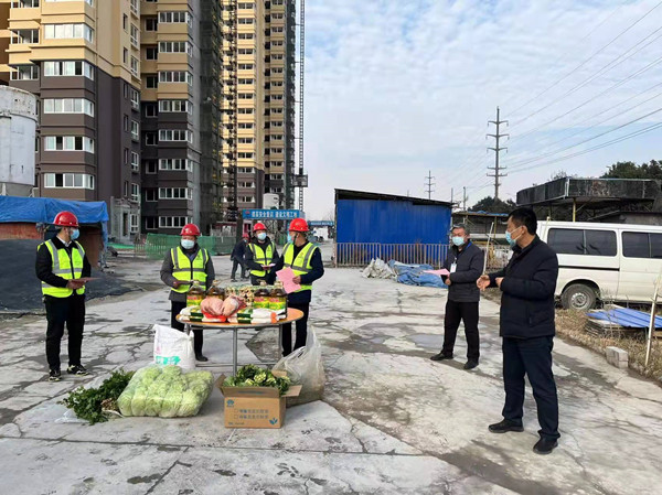 涇陽縣住房與城鄉(xiāng)建設(shè)局領(lǐng)導(dǎo)班子一行慰問陜煤建設(shè)咸陽分公司涇陽縣西城保障房小區(qū)項(xiàng)目一線員工