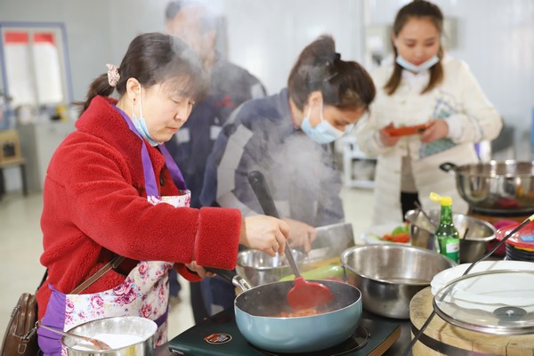陜煤建設(shè)洗選煤運營公司：我為職工添道菜  有滋有味慶“三八”