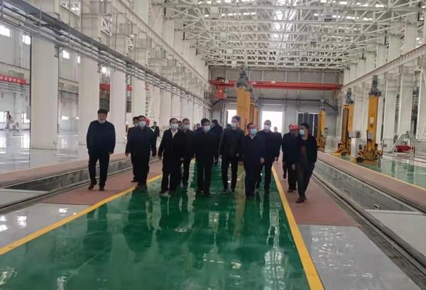 陜煤集團(tuán)陜西鐵路物流集團(tuán)黨委書記、董事長趙國智蒞臨靖神鐵路孟家灣站機(jī)輛中心檢查指導(dǎo)工作