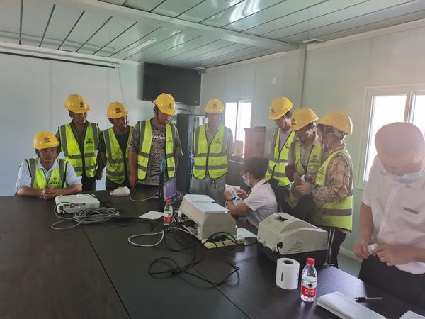 建設(shè)集團(tuán)直屬第七項(xiàng)目部暖心行動(dòng)解決農(nóng)民工煩“薪”事