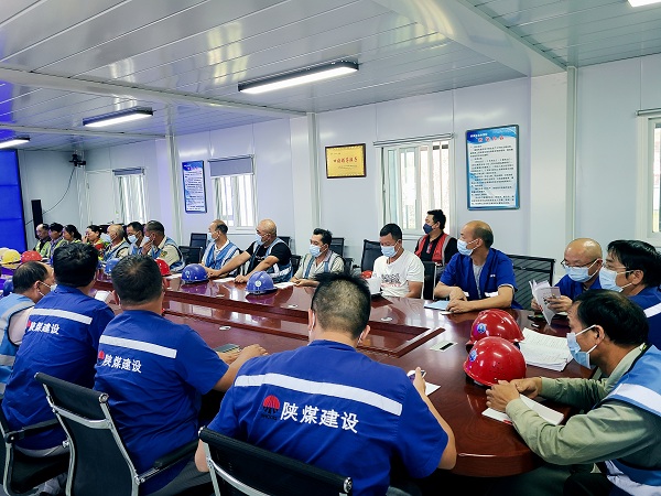 陜煤建設(shè)澄合分公司第十一項(xiàng)目部農(nóng)民工夜?！俺潆姟睘轫?xiàng)目提質(zhì)“蓄能”