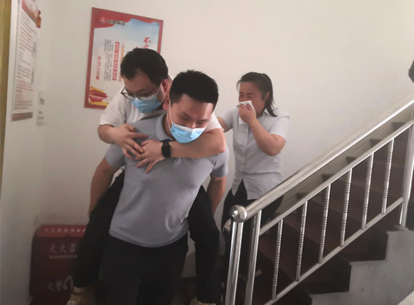 陜煤建設(shè)礦建三公司機(jī)關(guān)開(kāi)展消防逃生演練活動(dòng)