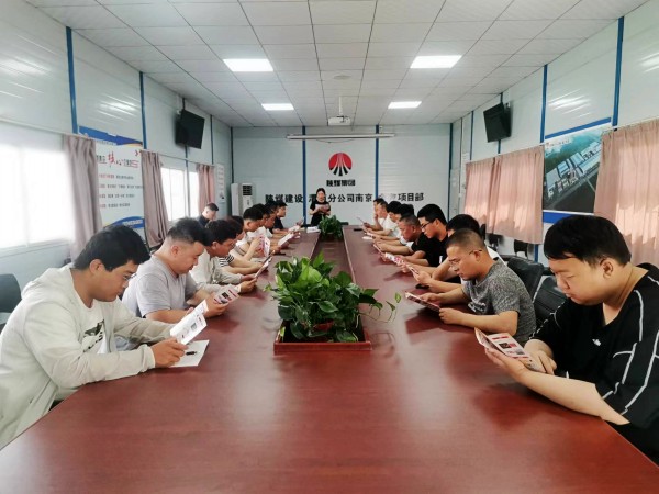 陜煤建設(shè)渭南分公司南京金龍項(xiàng)目部與渭南產(chǎn)投公司聯(lián)合開(kāi)展“安全宣講進(jìn)一線”活動(dòng)