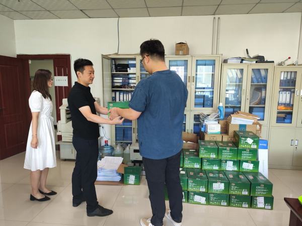 炎炎夏日送清涼，濃濃關(guān)愛沁人心