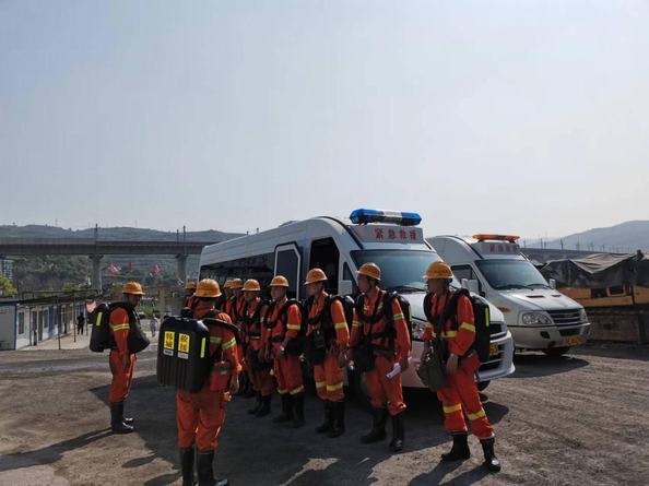 陜煤建設(shè)礦建二公司第二項(xiàng)目部開(kāi)展火災(zāi)事故應(yīng)急救援演練