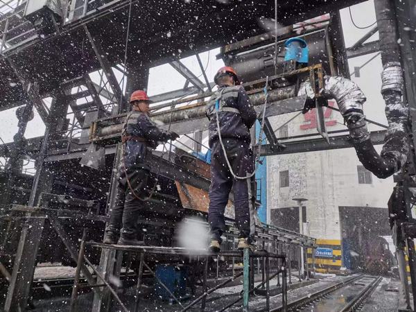 陜煤建設(shè)洗選煤運(yùn)營公司檸條塔運(yùn)營項目部：“斷崖式”降溫，工人“白頭”力保生產(chǎn)