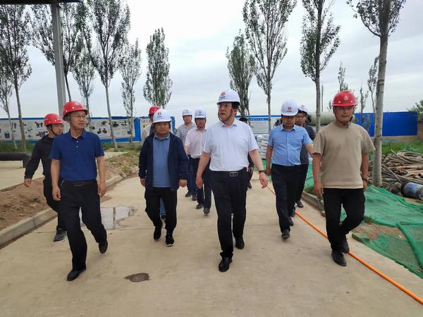 陜西彬長集團(tuán)有限公司董事長、黨委書記白永明一行蒞臨陜煤建設(shè)路橋分公司彬長項(xiàng)目部檢查