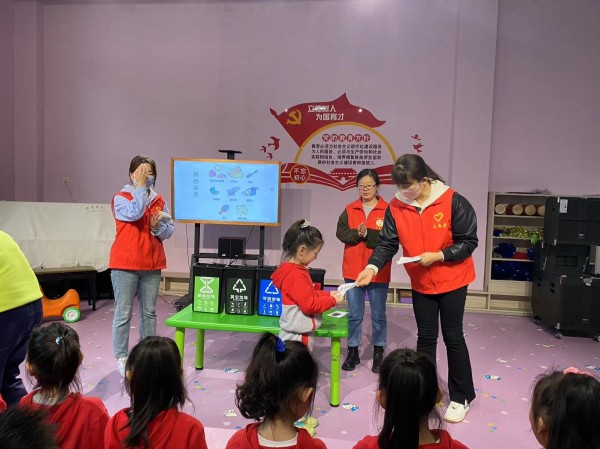 陜煤建設(shè)機電安裝公司垃圾分類進校園爭做環(huán)?！靶∵_人”