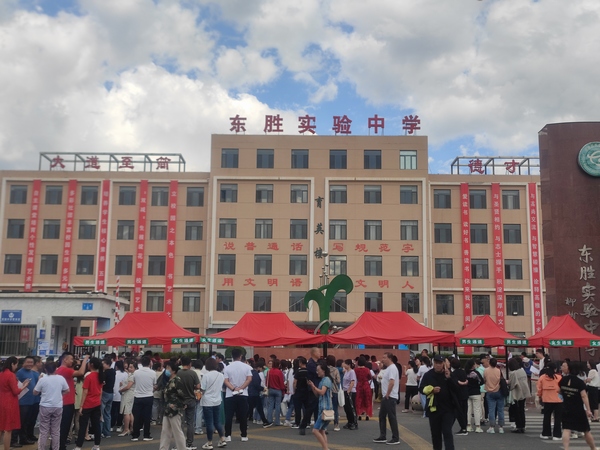 陜煤建設(shè)銅煤公司第五項(xiàng)目部開展“助力中考，愛心送水”志愿服務(wù)活動(dòng)