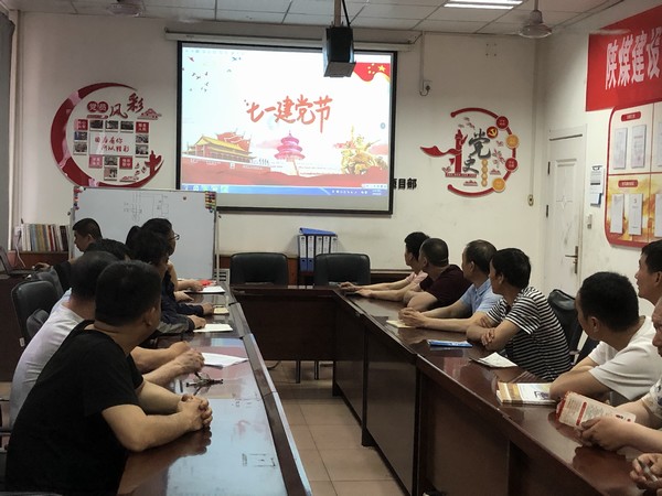 陜煤建設(shè)洗選煤運(yùn)營(yíng)公司檸條塔運(yùn)營(yíng)項(xiàng)目部開展“永遠(yuǎn)跟黨走”剪紙活動(dòng)