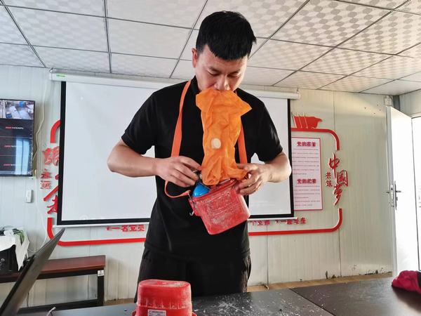 陜煤建設(shè)礦建二公司第一項(xiàng)目部開展壓縮氧自救器培訓(xùn)工作