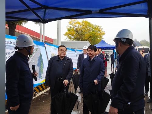 榆林市委副書記、市長(zhǎng)張勝利一行蒞臨陜煤建設(shè)承建的上郡北路道路綜合整治提升項(xiàng)目觀摩指導(dǎo)工作