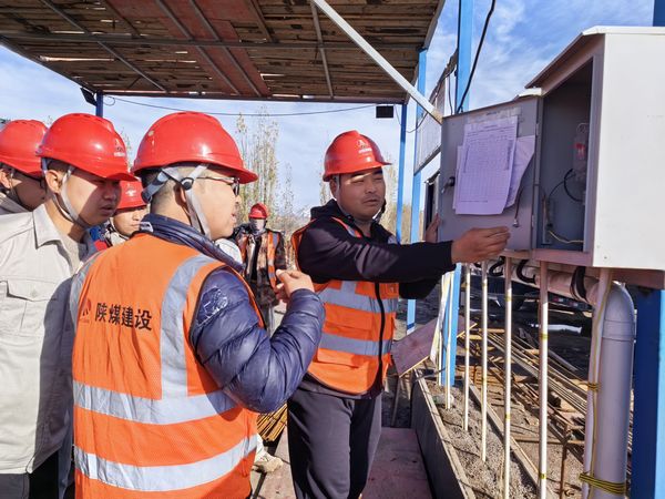 陜煤建設天工公司新疆第一項目部開展“小問題、大隱患、堵漏洞、保安全”活動