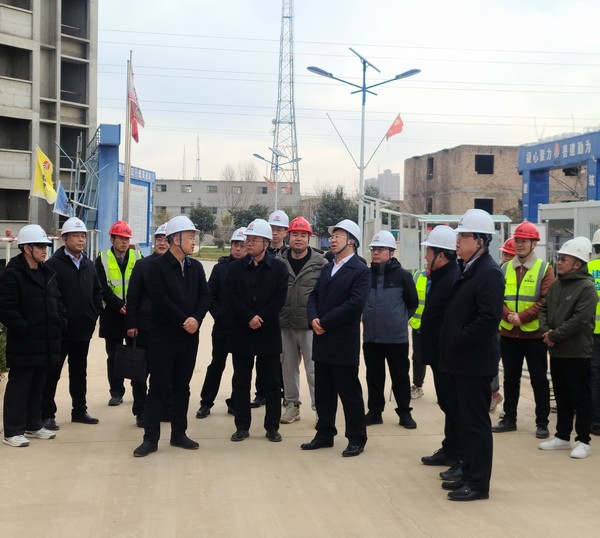 銅川礦業(yè)有限公司黨委書記、董事長(zhǎng)路根奎一行蒞臨陜煤建設(shè)銅煤公司承建的銅煤三號(hào)居住區(qū)檢查指導(dǎo)工作