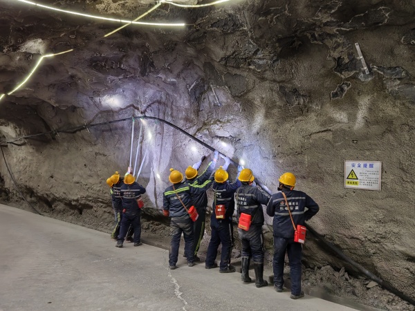 陜煤建設(shè)機電安裝公司酒鋼項目部齊心協(xié)力攻堅電纜敷設(shè)