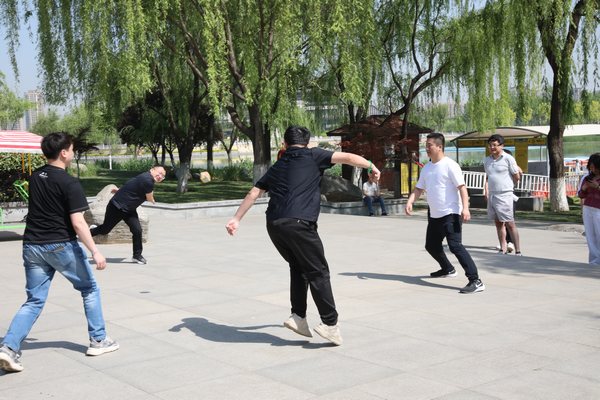 陜煤建設路橋分公司舉辦“迎五一、鼓干勁、促團結”懷舊嘉年華趣味活動