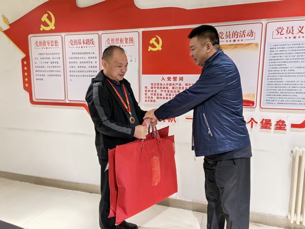 陜煤建設(shè)礦建二公司開展“走訪慰問勞模 弘揚榜樣力量”慰問勞?；顒?></div>
                                <div   id=